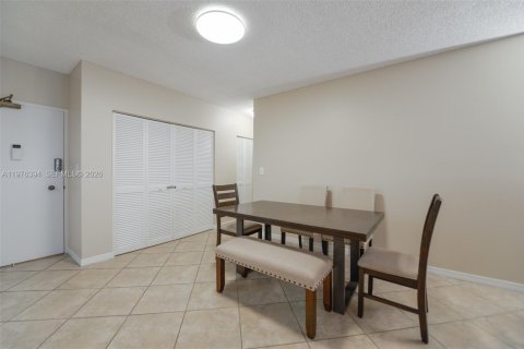 Condo in Hallandale Beach, Florida, 1 bedroom  № 2041954 - photo 12