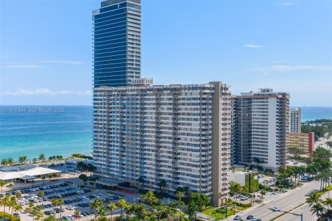 Condo in Hallandale Beach, Florida, 1 bedroom  № 2041954 - photo 25