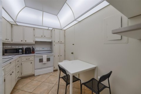Condo in Hallandale Beach, Florida, 1 bedroom  № 2041954 - photo 19