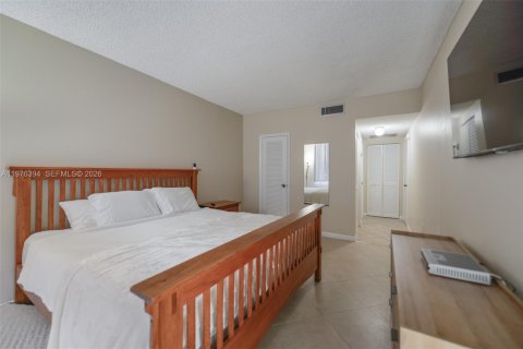 Condo in Hallandale Beach, Florida, 1 bedroom  № 2041954 - photo 14