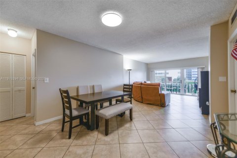 Condo in Hallandale Beach, Florida, 1 bedroom  № 2041954 - photo 3