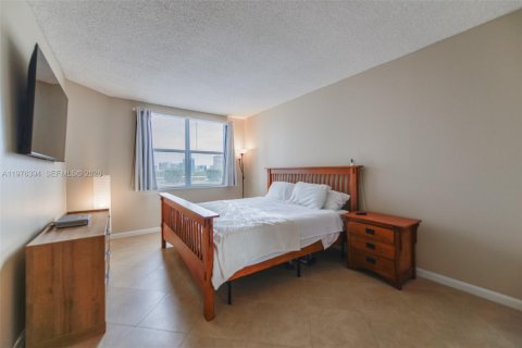 Condo in Hallandale Beach, Florida, 1 bedroom  № 2041954 - photo 22