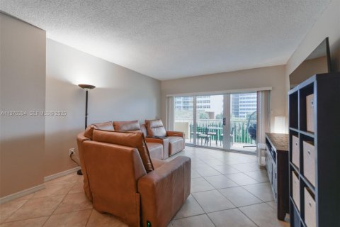 Condo in Hallandale Beach, Florida, 1 bedroom  № 2041954 - photo 4