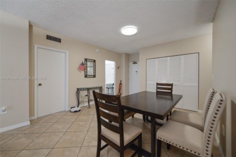 Condo in Hallandale Beach, Florida, 1 bedroom  № 2041954 - photo 11