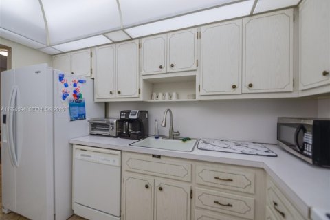 Condo in Hallandale Beach, Florida, 1 bedroom  № 2041954 - photo 21