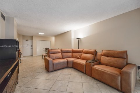Condo in Hallandale Beach, Florida, 1 bedroom  № 2041954 - photo 8