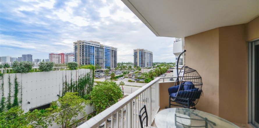 Condo in Hallandale Beach, Florida, 1 bedroom  № 2041954