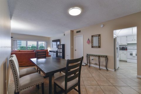 Condo in Hallandale Beach, Florida, 1 bedroom  № 2041954 - photo 6