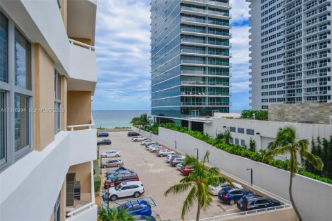 Condo in Hallandale Beach, Florida, 1 bedroom  № 2041954 - photo 2