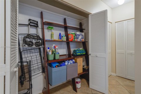Condo in Hallandale Beach, Florida, 1 bedroom  № 2041954 - photo 13