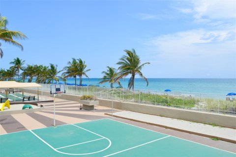 Condo in Hallandale Beach, Florida, 1 bedroom  № 2041954 - photo 24