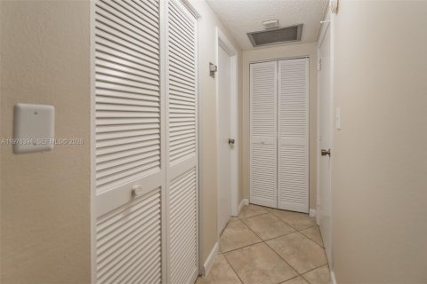 Condo in Hallandale Beach, Florida, 1 bedroom  № 2041954 - photo 16