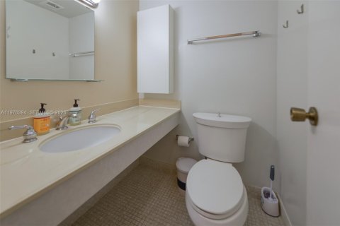 Condo in Hallandale Beach, Florida, 1 bedroom  № 2041954 - photo 18