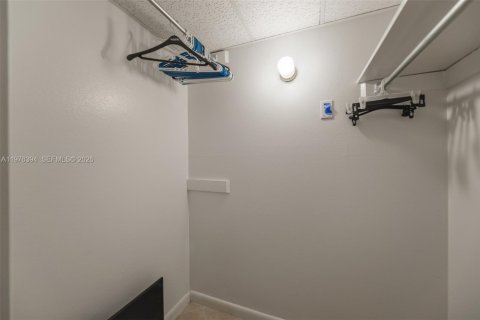 Condo in Hallandale Beach, Florida, 1 bedroom  № 2041954 - photo 15