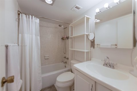 Condo in Hallandale Beach, Florida, 1 bedroom  № 2041954 - photo 17