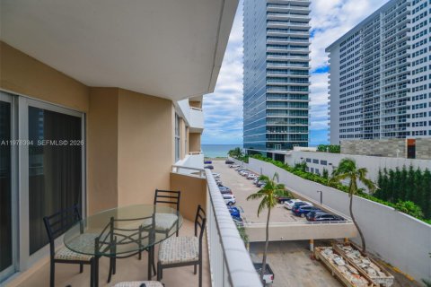 Condo in Hallandale Beach, Florida, 1 bedroom  № 2041954 - photo 5
