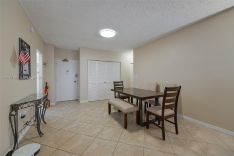 Condo in Hallandale Beach, Florida, 1 bedroom  № 2041954 - photo 10