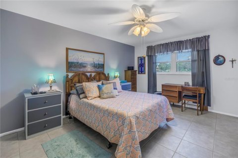 Condo in Saint Petersburg, Florida, 2 bedrooms  № 1567077 - photo 13