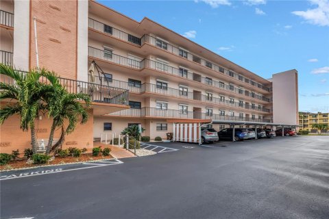 Condo in Saint Petersburg, Florida, 2 bedrooms  № 1567077 - photo 1