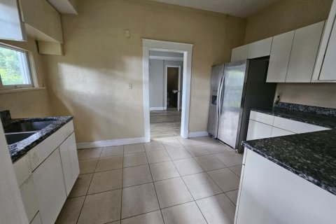Casa en alquiler en Orlando, Florida, 4 dormitorios, 186.18 m2 № 1908375 - foto 6