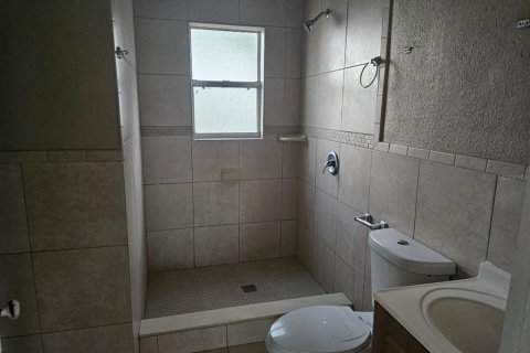 Casa en alquiler en Orlando, Florida, 4 dormitorios, 186.18 m2 № 1908375 - foto 14