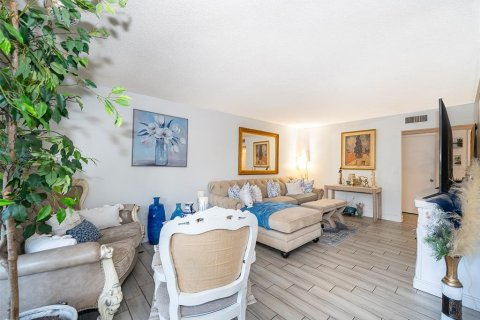 Condo in Orlando, Florida, 3 bedrooms  № 1679866 - photo 18