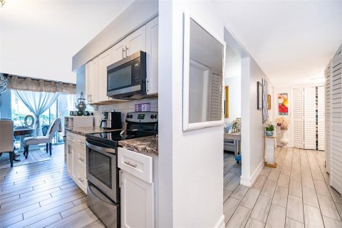 Condo in Orlando, Florida, 3 bedrooms  № 1679866 - photo 12