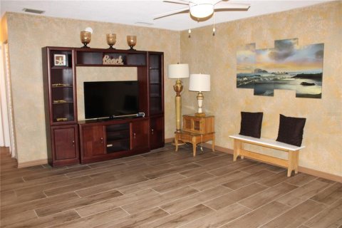 Condo in Daytona Beach, Florida, 2 bedrooms  № 1393221 - photo 4