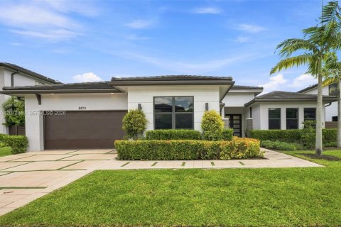 House in Miami Lakes, Florida 4 bedrooms, 236.25 sq.m. № 2320195