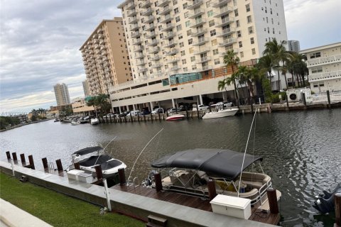 Condominio en Hallandale Beach, Florida, 2 dormitorios № 2062747