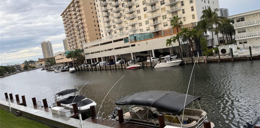 Condominio en Hallandale Beach, Florida, 2 dormitorios № 2062747
