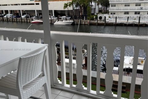 Condominio en alquiler en Hallandale Beach, Florida, 2 dormitorios, 97.55 m2 № 2062747 - foto 2