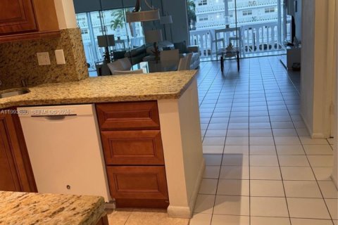 Condominio en alquiler en Hallandale Beach, Florida, 2 dormitorios, 97.55 m2 № 2062747 - foto 19