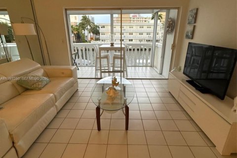 Condominio en alquiler en Hallandale Beach, Florida, 2 dormitorios, 97.55 m2 № 2062747 - foto 11