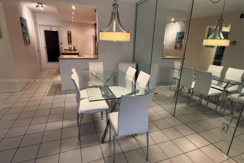 Condominio en alquiler en Hallandale Beach, Florida, 2 dormitorios, 97.55 m2 № 2062747 - foto 10