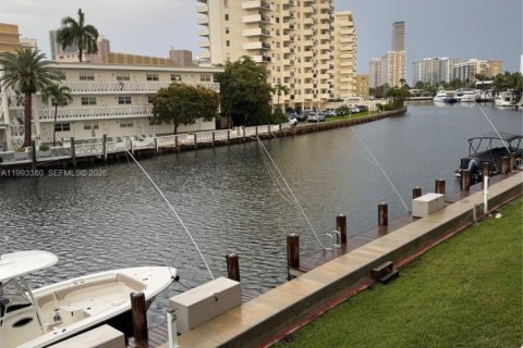 Condominio en alquiler en Hallandale Beach, Florida, 2 dormitorios, 97.55 m2 № 2062747 - foto 3