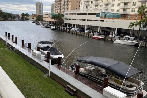 Condominio en alquiler en Hallandale Beach, Florida, 2 dormitorios, 97.55 m2 № 2062747 - foto 4