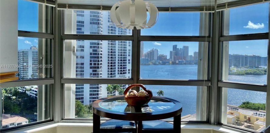 Кондоминиум с 2 спальнями в Авентура, Флорида № 1986787