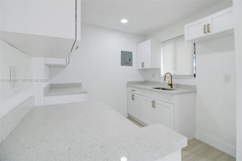 Купить виллу или дом в Форт-Лодердейл, Флорида 4 спальни, 118.91м2, № 2002539 - фото 2