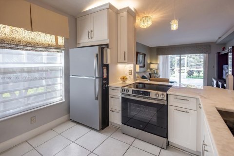 Купить виллу или дом в Корал-Спрингс, Флорида 3 спальни, № 2030469 - фото 10