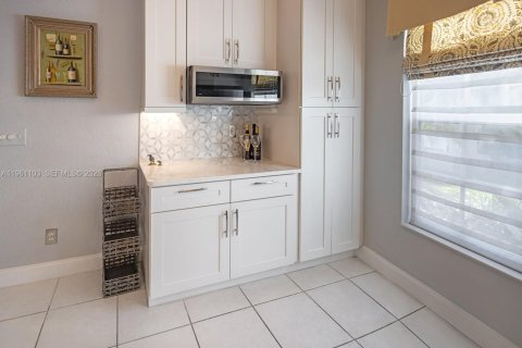 Купить виллу или дом в Корал-Спрингс, Флорида 3 спальни, № 2030469 - фото 9