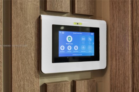 House in Biscayne Park, Florida 3 bedrooms, 143.07 sq.m. № 2003322 - photo 24