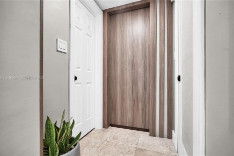 House in Biscayne Park, Florida 3 bedrooms, 143.07 sq.m. № 2003322 - photo 30