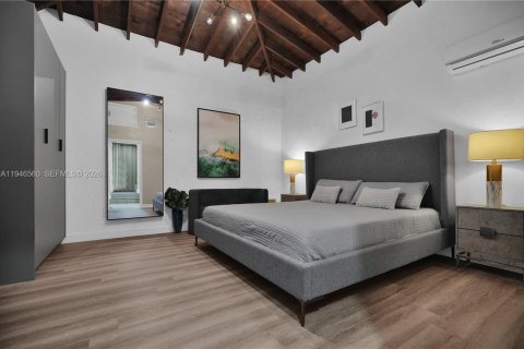 House in Biscayne Park, Florida 3 bedrooms, 143.07 sq.m. № 2003322 - photo 27