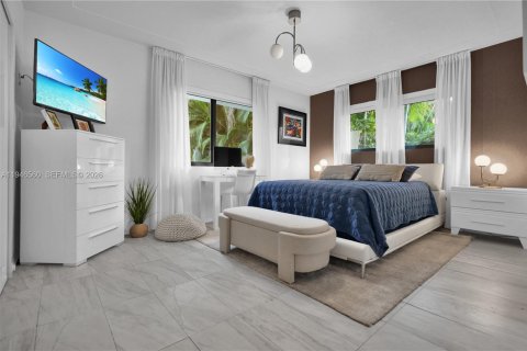 House in Biscayne Park, Florida 3 bedrooms, 143.07 sq.m. № 2003322 - photo 17