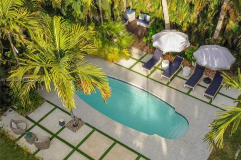 House in Biscayne Park, Florida 3 bedrooms, 143.07 sq.m. № 2003322