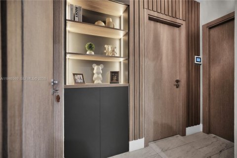 House in Biscayne Park, Florida 3 bedrooms, 143.07 sq.m. № 2003322 - photo 16