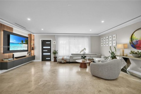 House in Biscayne Park, Florida 3 bedrooms, 143.07 sq.m. № 2003322 - photo 4