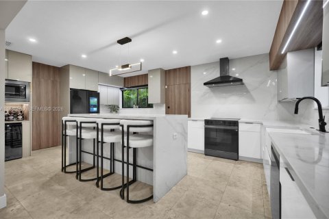 House in Biscayne Park, Florida 3 bedrooms, 143.07 sq.m. № 2003322 - photo 12