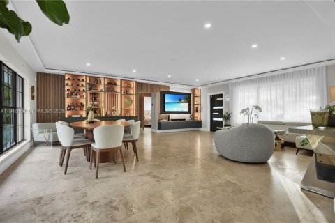 House in Biscayne Park, Florida 3 bedrooms, 143.07 sq.m. № 2003322 - photo 11